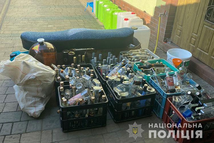 Новини Тернополя - фото з 250 літрів спирту: в Чорткові викрили підпільний цех з виробництва алкогольної продукції
