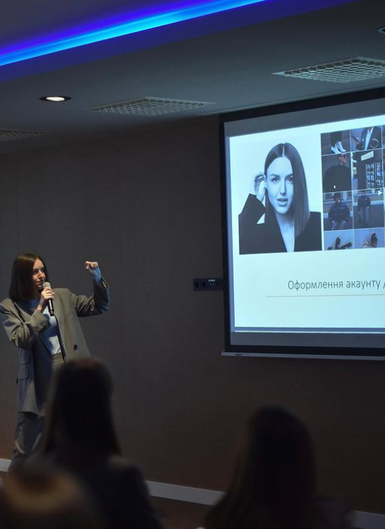 Новини Тернополя - фото з Мільярди гривень на ЗСУ, бойові автівки та інше. Як волонтерять відомі інста-блогери з Тернополя (ОГЛЯД)