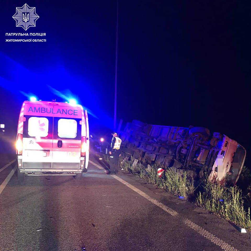 Новини Житомира - фото з На трасі Київ - Чоп два автомобілі опинилися в кюветі через перевищення швидкості