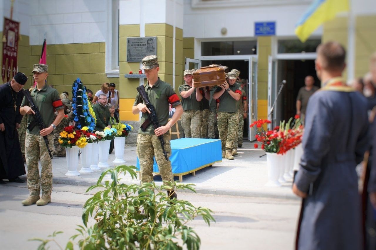 Новини Хмельницького - фото з У Кам’янці попрощалися із 26-річним сержантом, який загинув на Донеччині