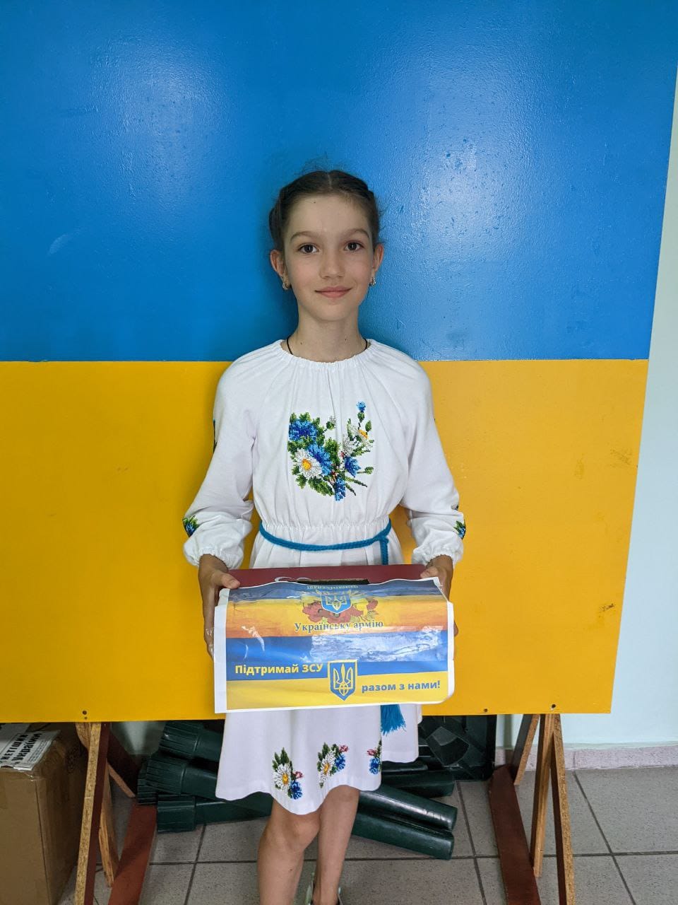 Новини Хмельницького - фото з “Наш солдат Джейн”: дівчинка Фаїна продає кекси, щоб зібрати на пікап для снайперів