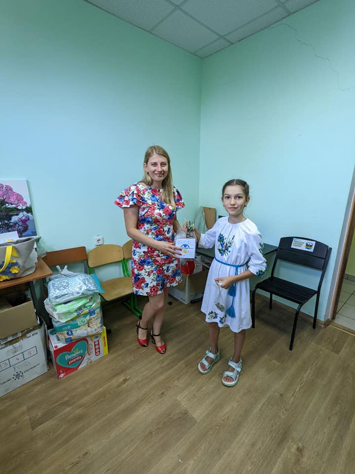 Новини Хмельницького - фото з “Наш солдат Джейн”: дівчинка Фаїна продає кекси, щоб зібрати на пікап для снайперів