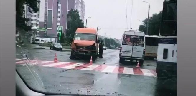 Новини Хмельницького - фото з У Хмельницькому не розминулись дві маршрутки (ФОТО)