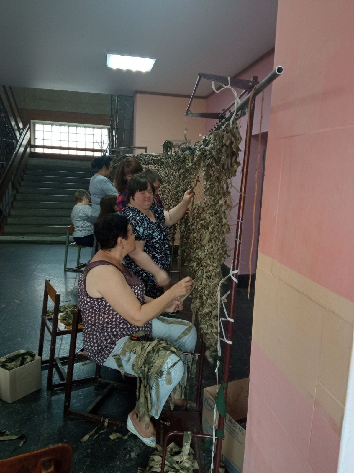 Новини Козятина - фото з «Вже взялися за плетіння 15-ої маскувальної сітки». Козятинчан закликають до доброї справи