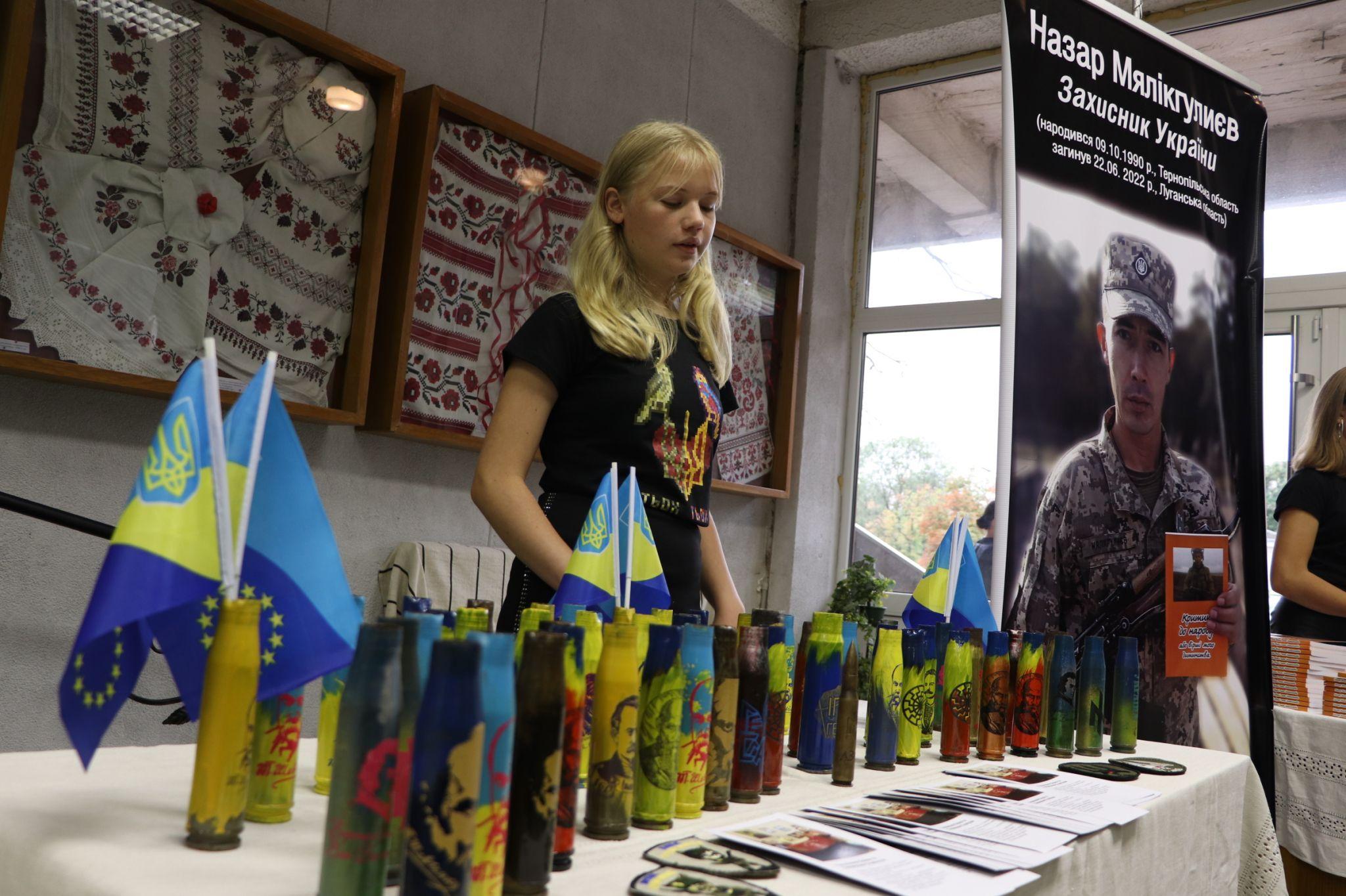 Новини Тернополя - фото з Митці та волонтери об'єдналися навколо родини загиблого Героя-поета