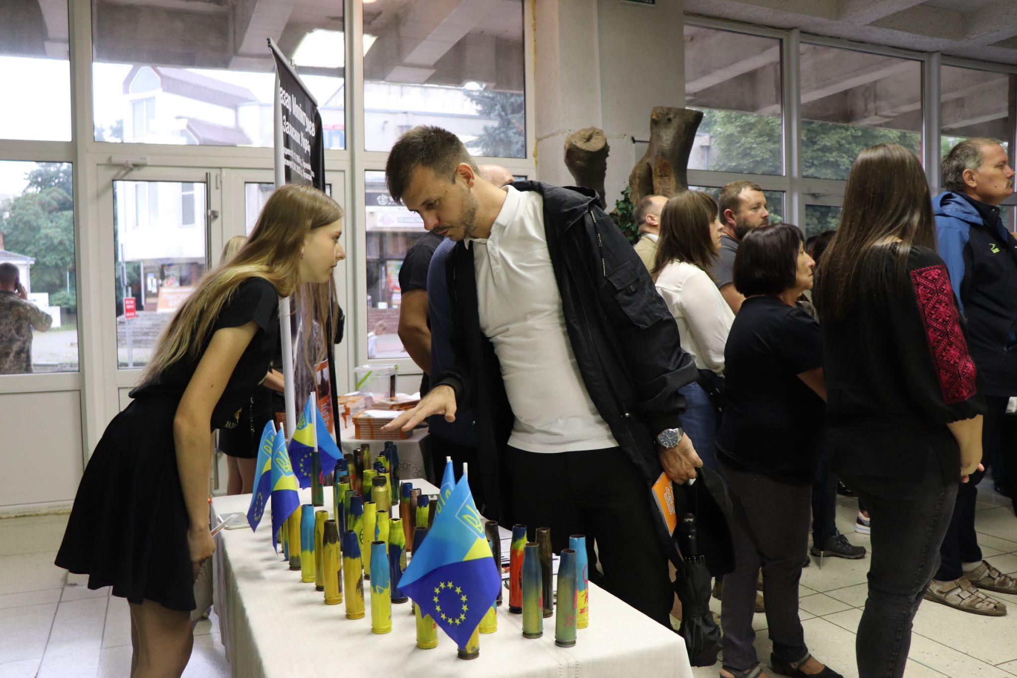 Новини Тернополя - фото з Митці та волонтери об'єдналися навколо родини загиблого Героя-поета