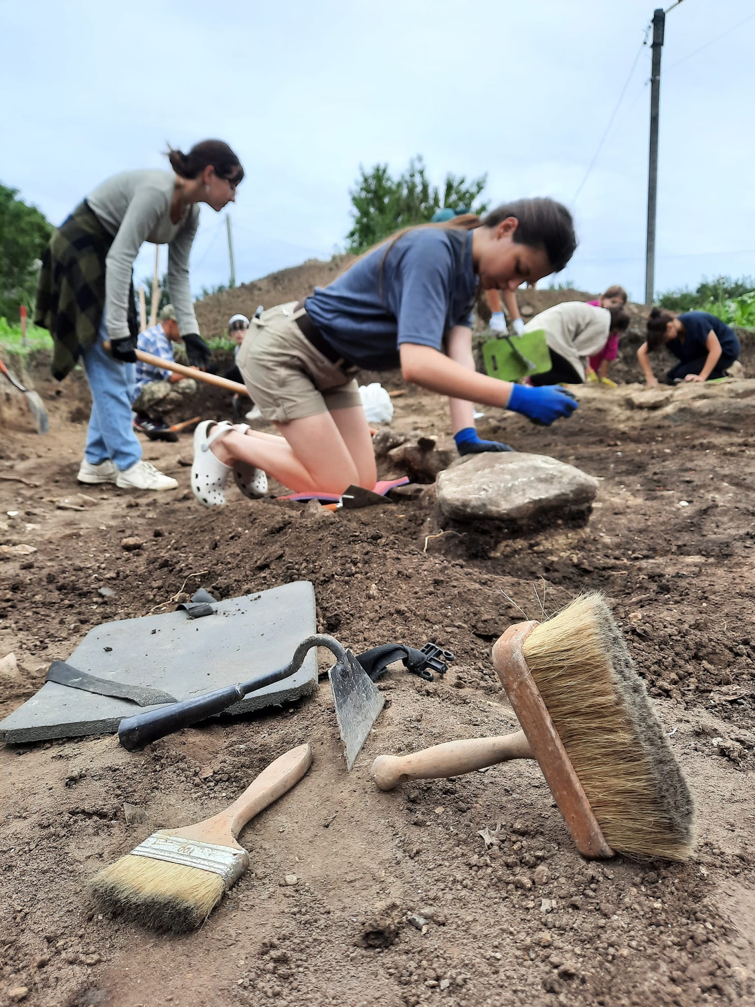 Новини Тернополя - фото з Китайська порцеляна та венеціанське скло: у Залізцях під час розкопок виявили унікальні артефакти