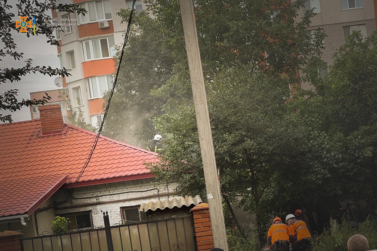 Новини Хмельницького - фото з У центрі Хмельницького горів житловий будинок (ФОТО, ВІДЕО)