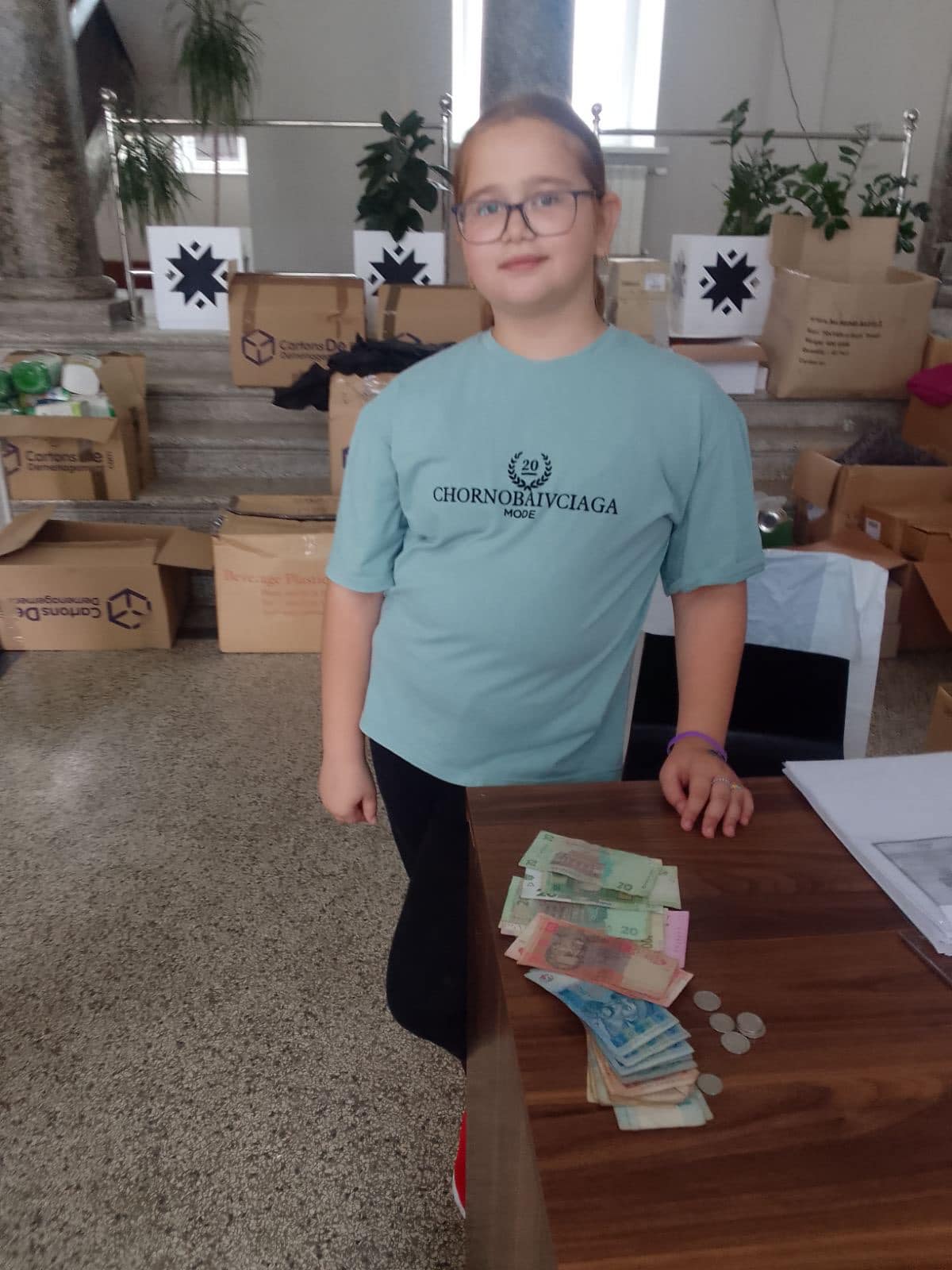 Новини Тернополя - фото з Школярка з Чорткова, яка постраждала від ракетного обстрілу, зібрала гроші для українських захисників