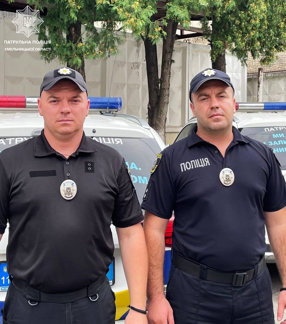 Новини Хмельницького - фото з Хмельницькі патрульні врятували жінку з пожежі на Шевченка