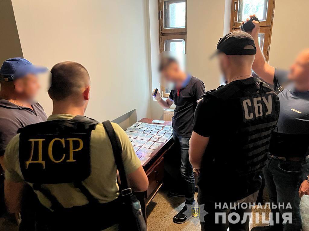 Новини Тернополя - фото з 65 тисяч гривень за місце для поховання: поліція затримала тернопільського посадовця. Що йому загрожує