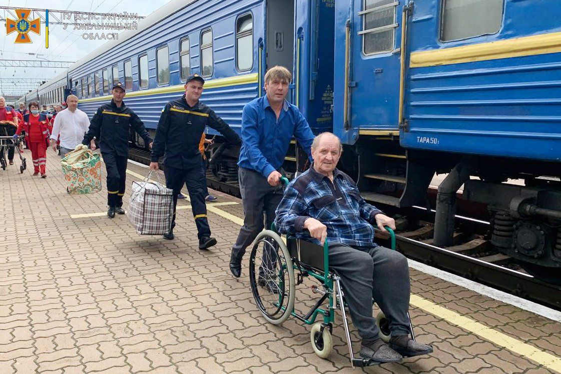 Новини Хмельницького - фото з У Хмельницький прибув евакуаційний потяг із Донеччини (ФОТО)