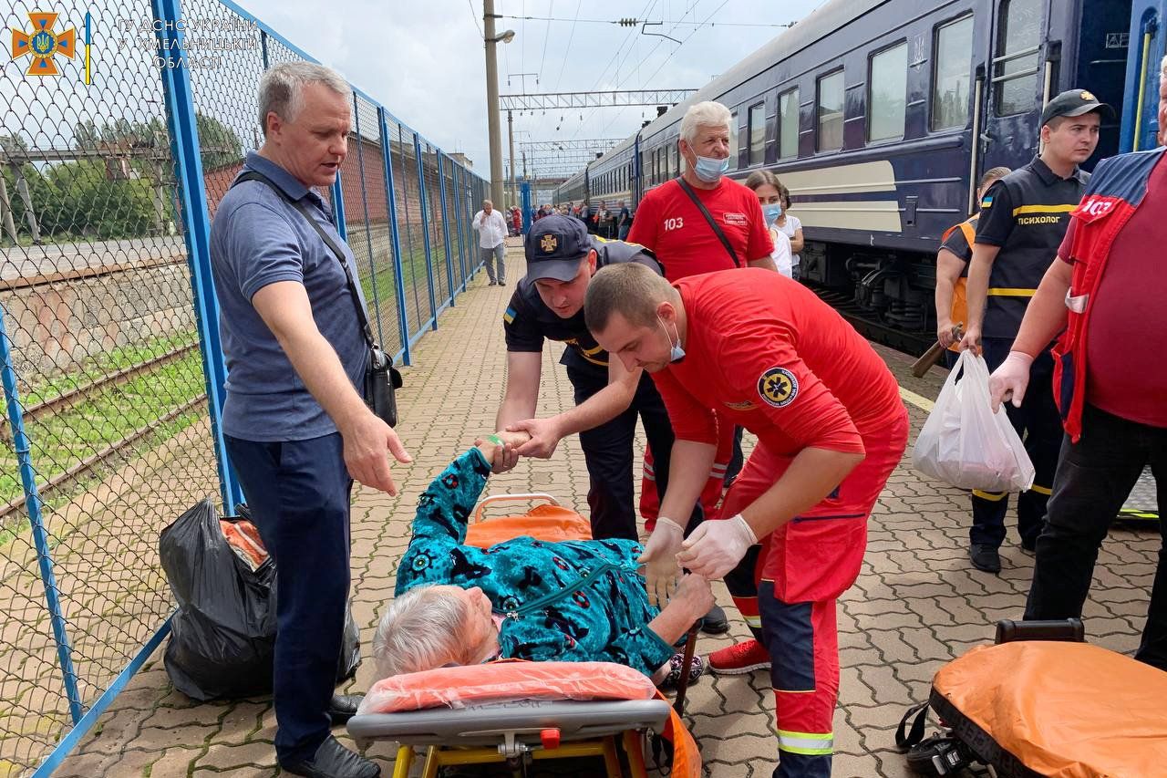 Новини Хмельницького - фото з У Хмельницький прибув евакуаційний потяг із Донеччини (ФОТО)