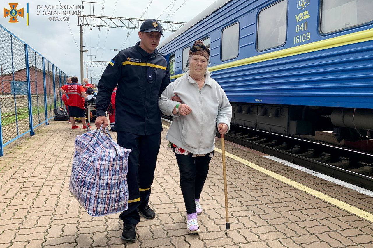 Новини Хмельницького - фото з У Хмельницький прибув евакуаційний потяг із Донеччини (ФОТО)