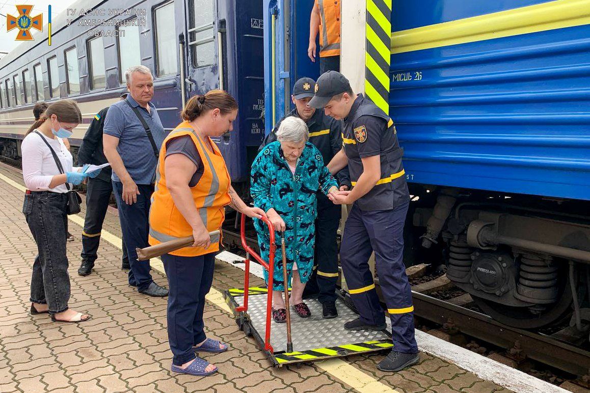Новини Хмельницького - фото з У Хмельницький прибув евакуаційний потяг із Донеччини (ФОТО)