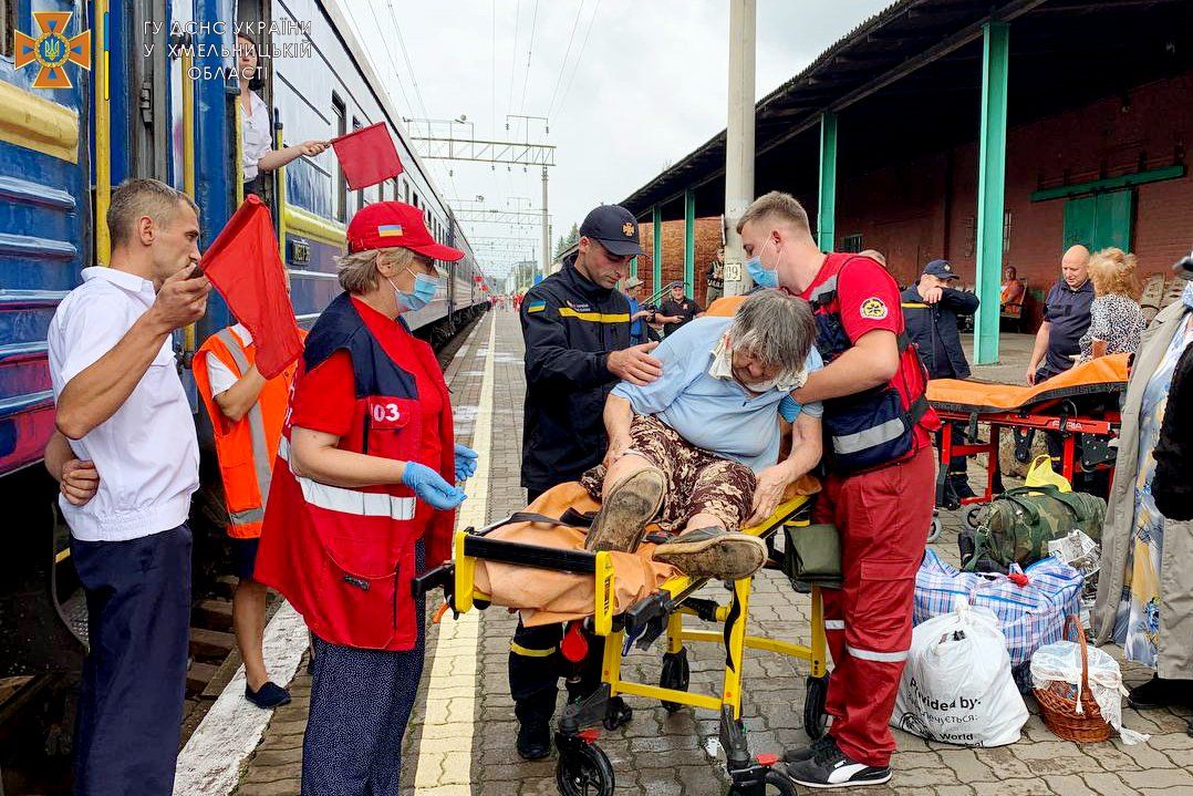 Новини Хмельницького - фото з У Хмельницький прибув евакуаційний потяг із Донеччини (ФОТО)