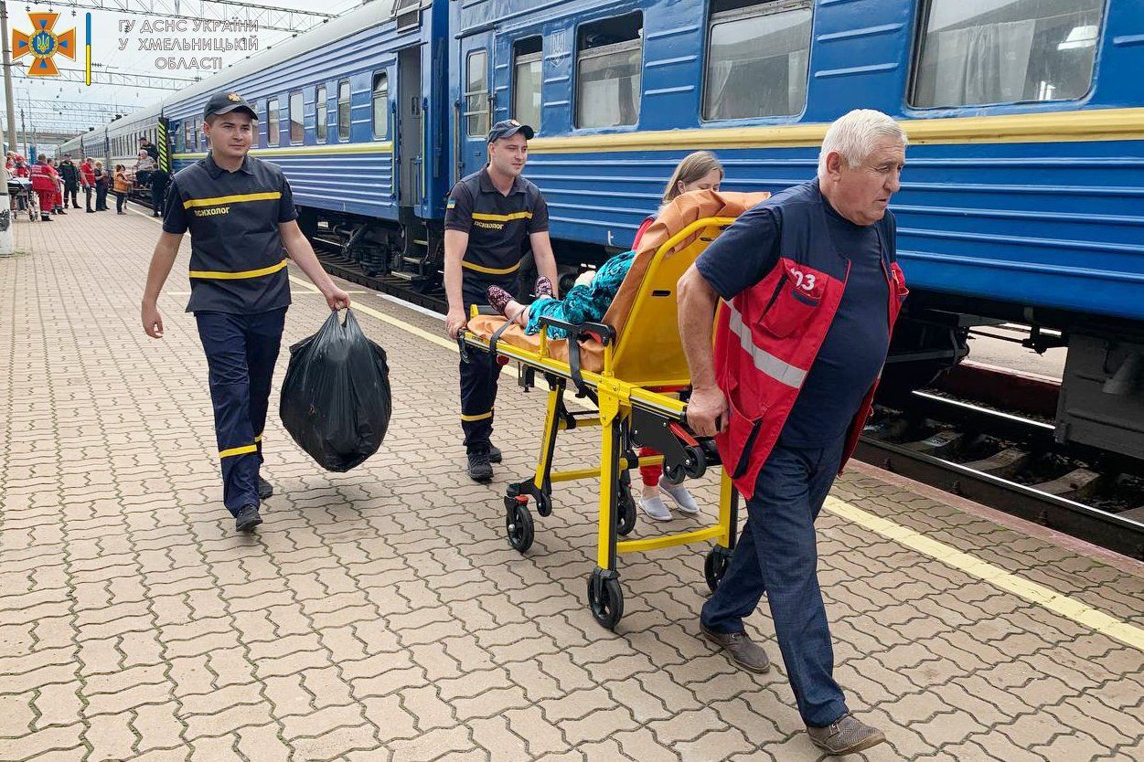 Новини Хмельницького - фото з У Хмельницький прибув евакуаційний потяг із Донеччини (ФОТО)