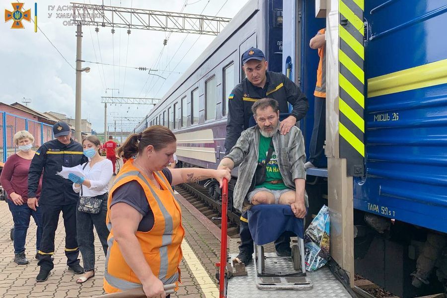 Новини Хмельницького - фото з У Хмельницький прибув евакуаційний потяг із Донеччини (ФОТО)