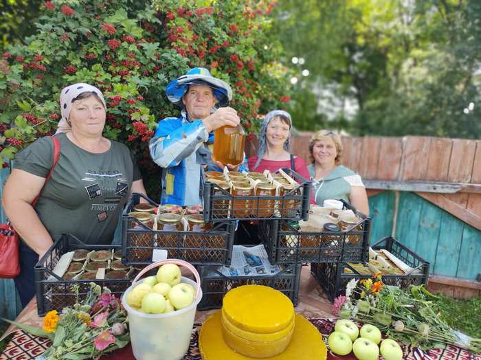 Новини Хмельницького - фото з Пасічник з Двірця передав воїнам на передову 50 л меду