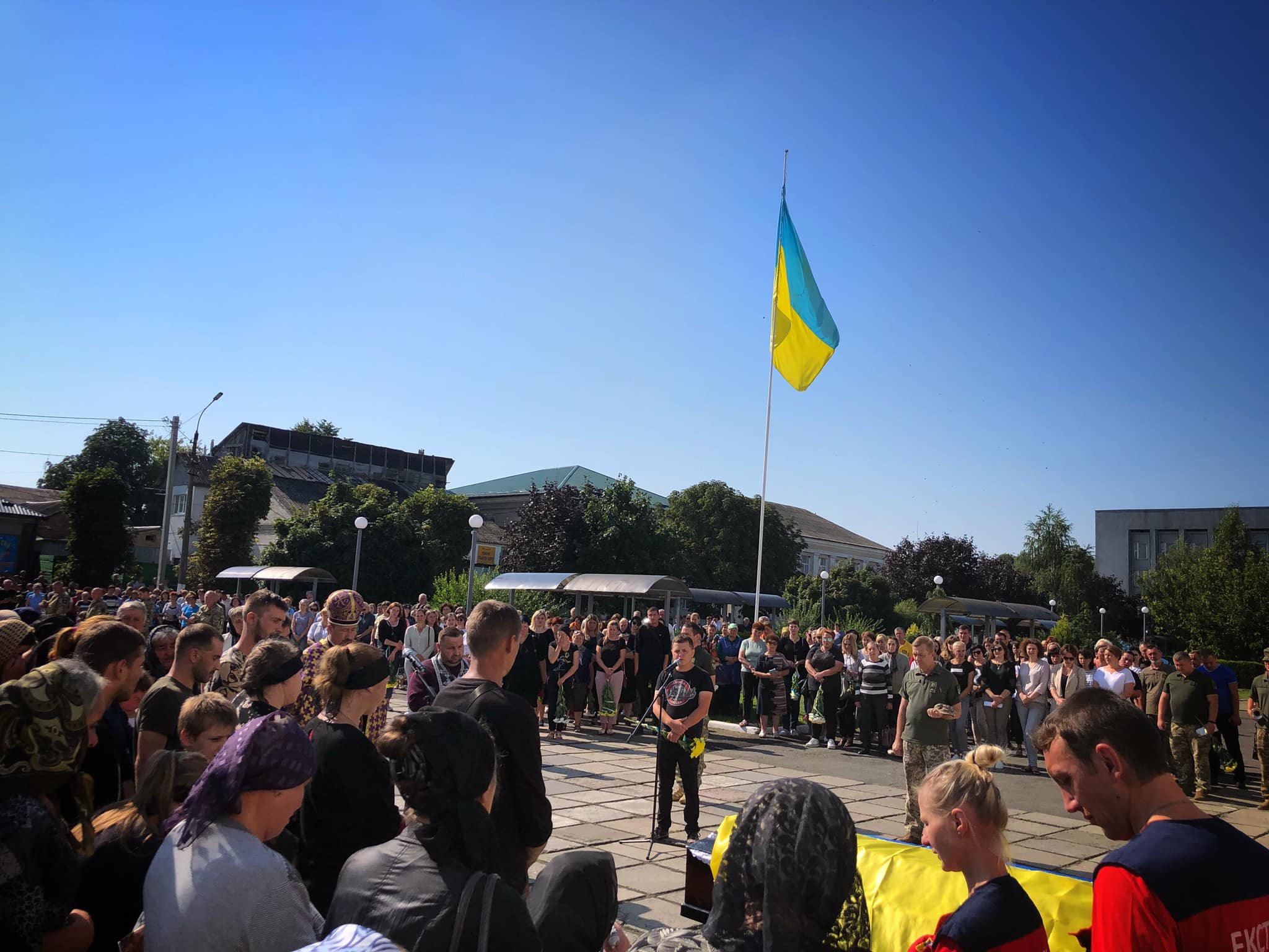 Новини Хмельницького - фото з “Синочку, повертайся живим і здоровим”: на Хмельниччині попрощалися із Андрієм Оробчуком