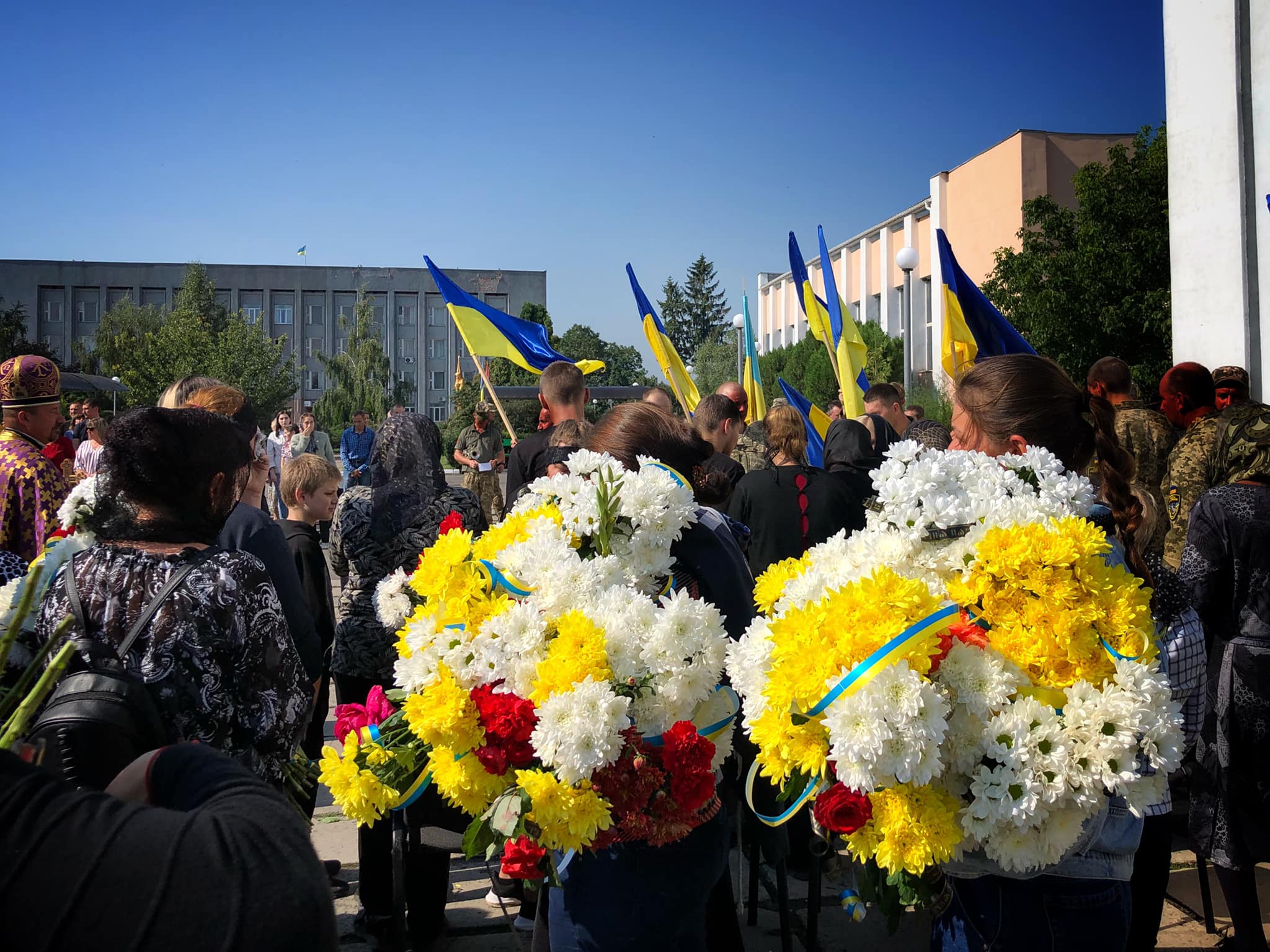 Новини Хмельницького - фото з “Синочку, повертайся живим і здоровим”: на Хмельниччині попрощалися із Андрієм Оробчуком