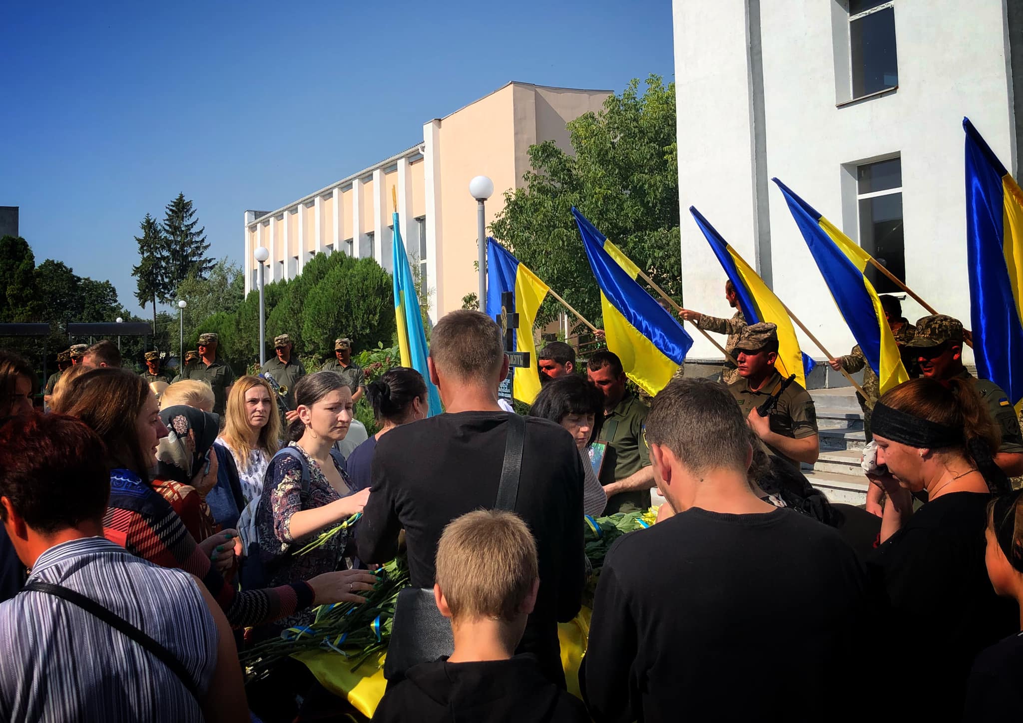 Новини Хмельницького - фото з “Синочку, повертайся живим і здоровим”: на Хмельниччині попрощалися із Андрієм Оробчуком