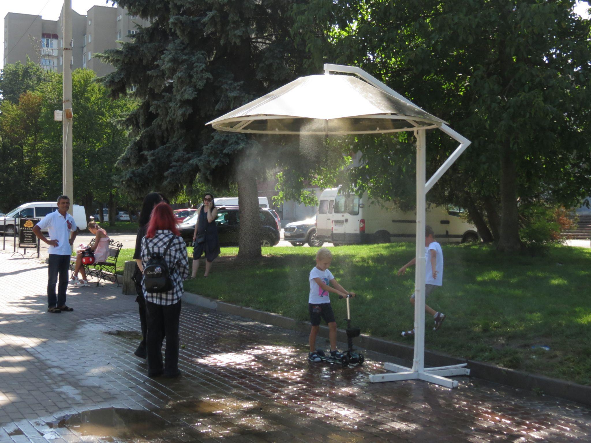Новини Тернополя - фото з На бульварі Данила Галицького встановили охолоджуючу парасолю (ФОТО ДНЯ)