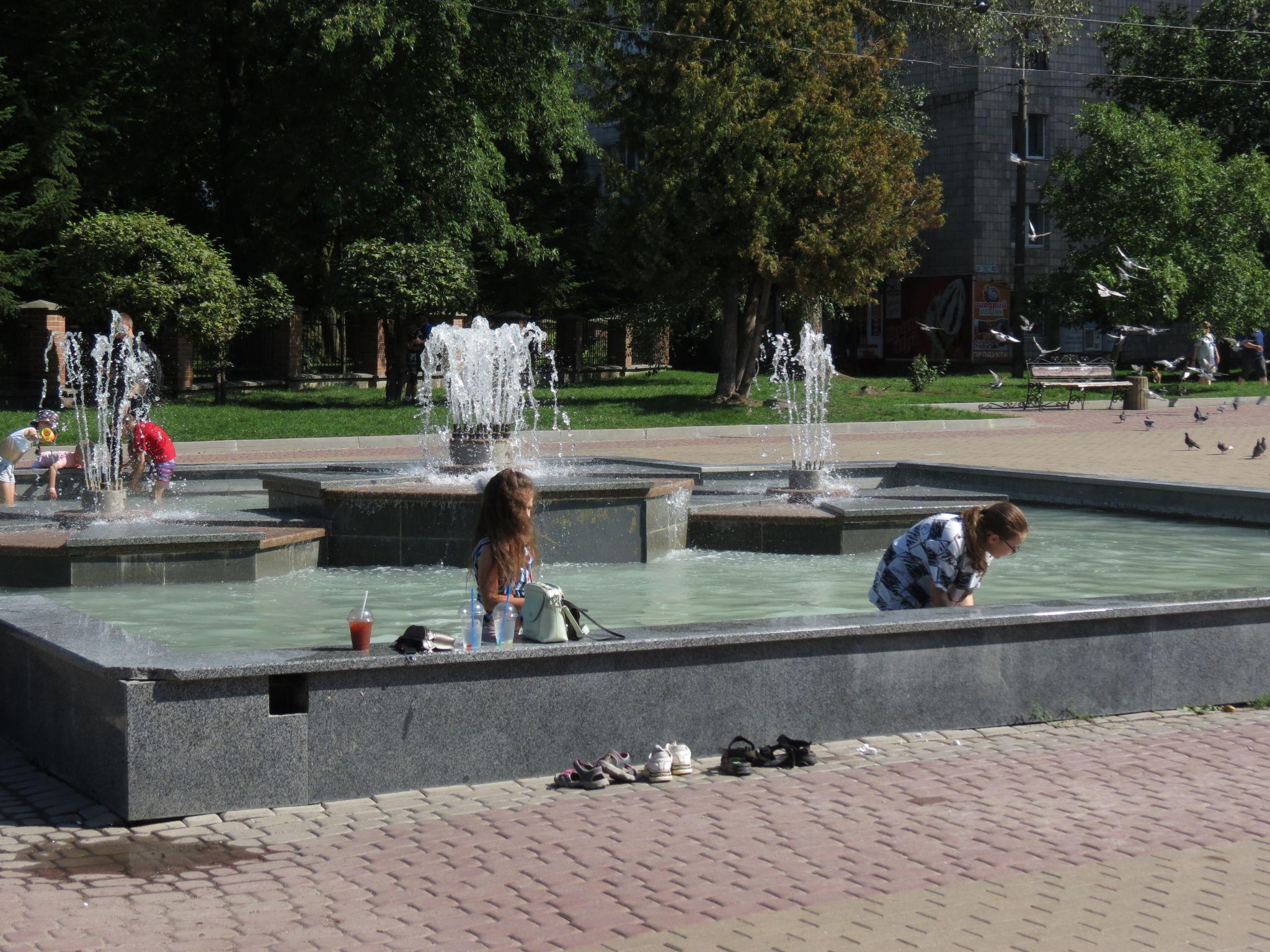 Новини Тернополя - фото з На бульварі Данила Галицького встановили охолоджуючу парасолю (ФОТО ДНЯ)