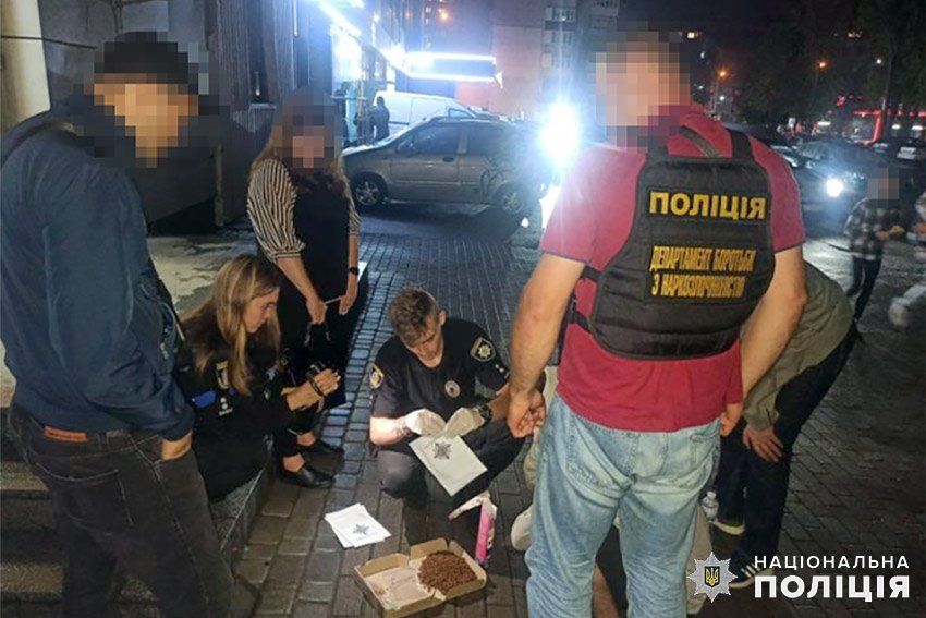 Новини Хмельницького - фото з На Зарічанській  поліцейські затримали юнака з екстазі та канабісом