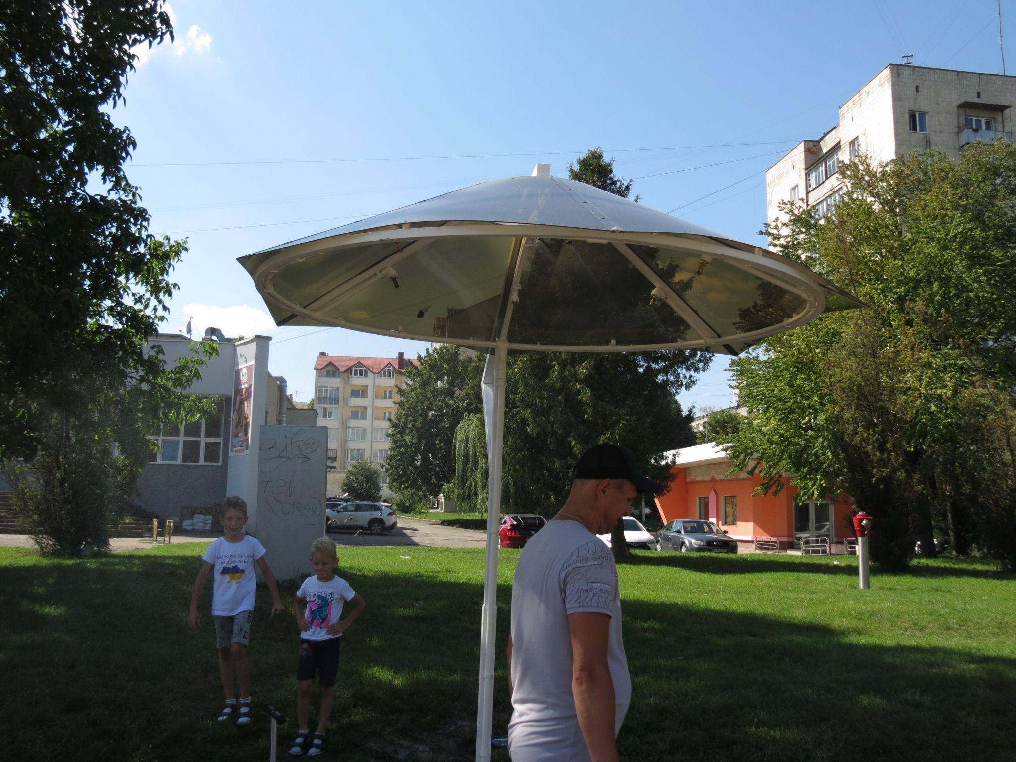 Новини Тернополя - фото з На бульварі Данила Галицького встановили охолоджуючу парасолю (ФОТО ДНЯ)