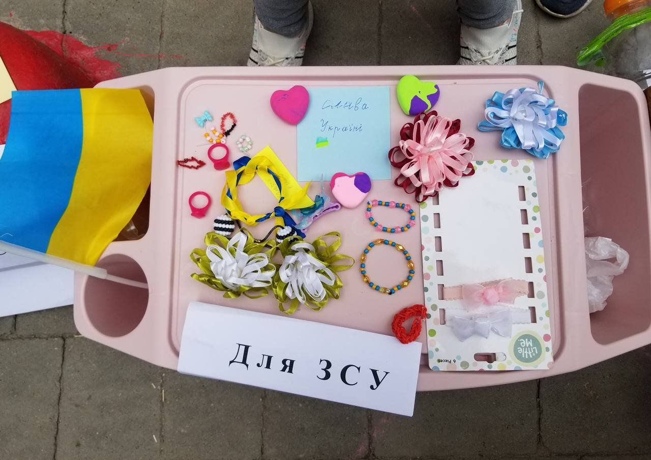 Новини Тернополя - фото з Діти організували ярмарок у Тернополі, а за виручені кошти придбали наколінники для воїнів
