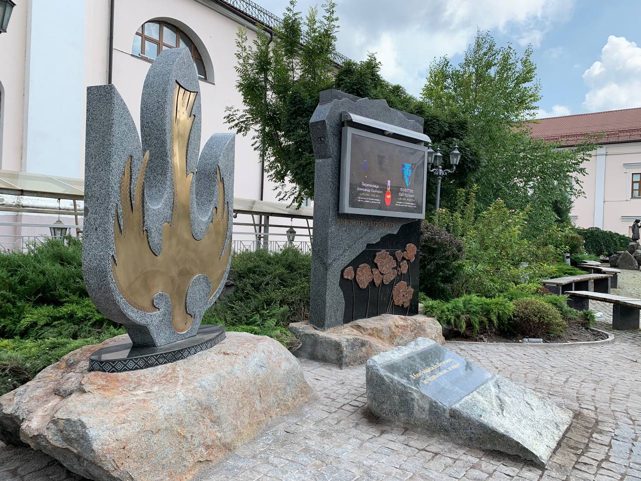 Новини Вінниці - фото з Пам’ятний знак на честь Небесної Сотні та Героїв АТО перенесли в нове місце (ФОТО ДНЯ)