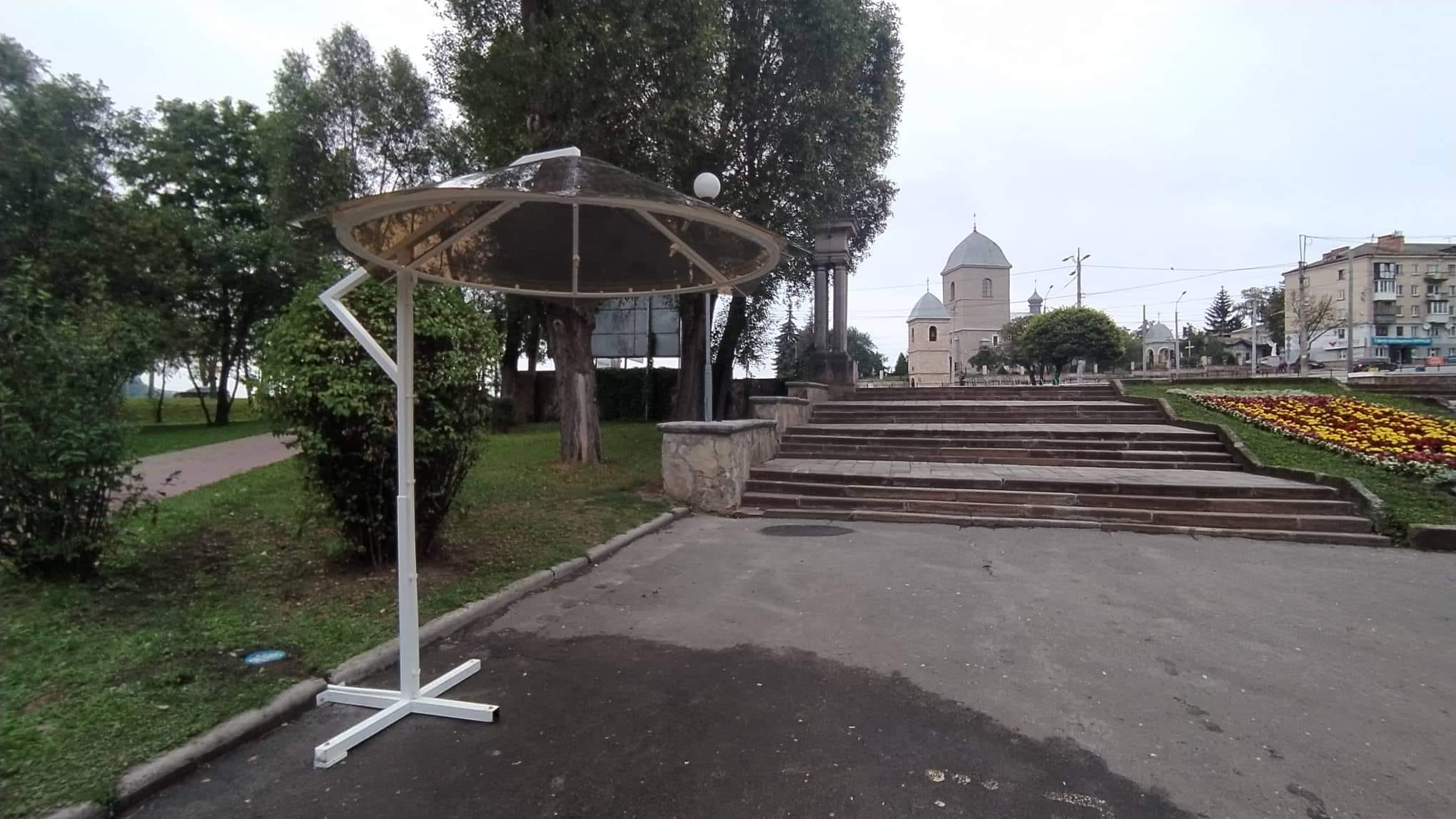 Новини Тернополя - фото з На бульварі Данила Галицького встановили охолоджуючу парасолю (ФОТО ДНЯ) На зображенні може бути: на відкритому повітрі