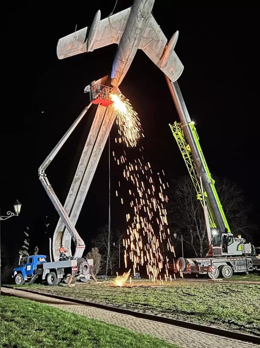 Новини Тернополя - фото з Радянський літак, який стояв на «Східному», планують продати на аукціоні