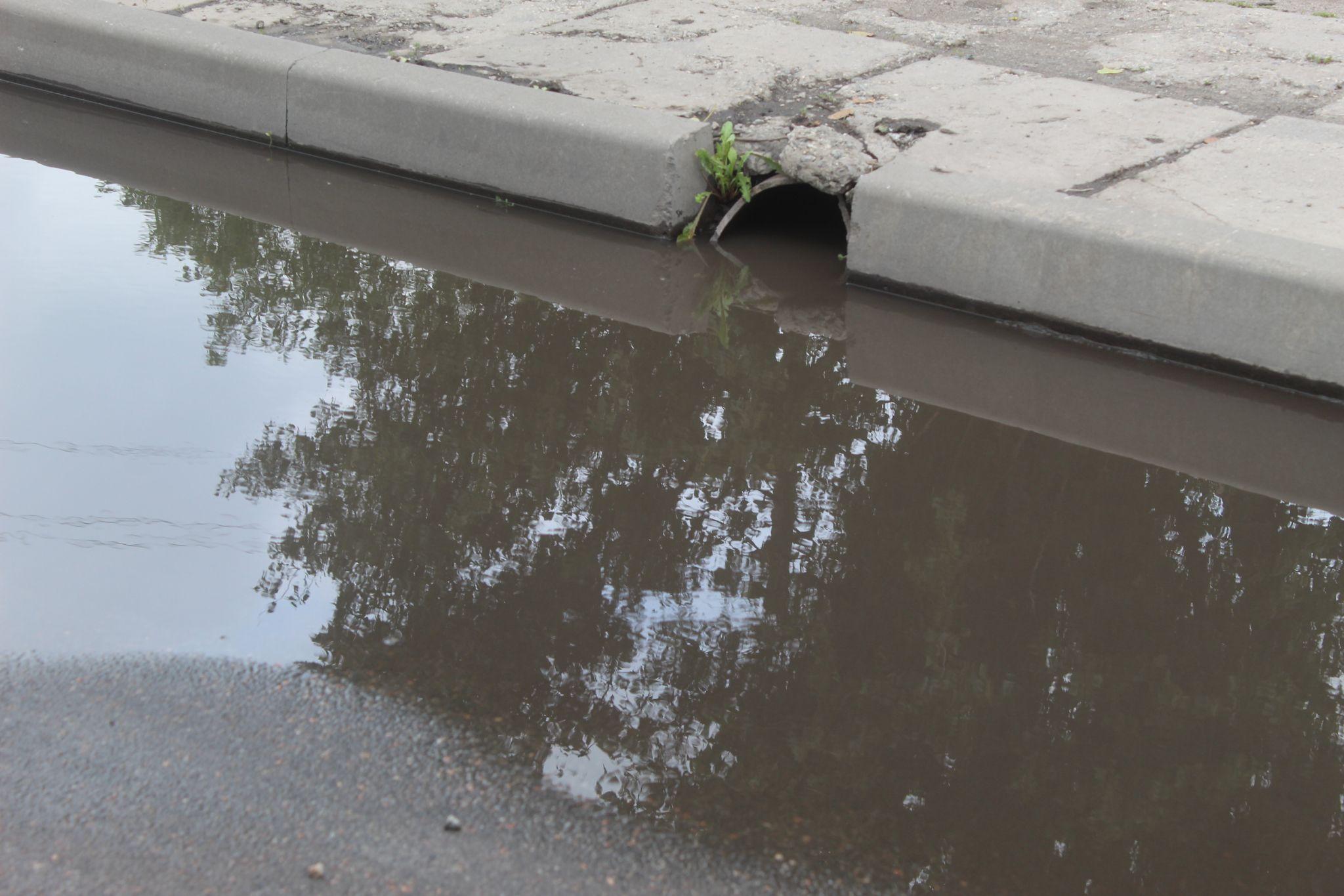Новини Козятина - фото з Козятин у фото: водовідведення, труби водогону та замаскований каркас від вивільненої апаратури