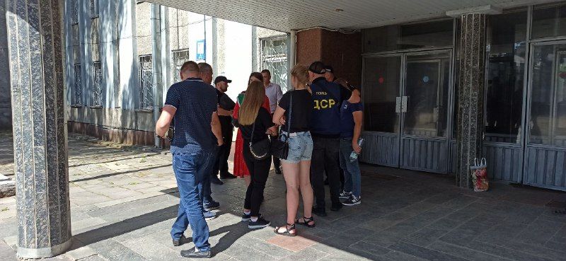 Новини Житомира - фото з Правоохоронці заблокували житомирський «Електровимірювач» та не впускають людей на роботу