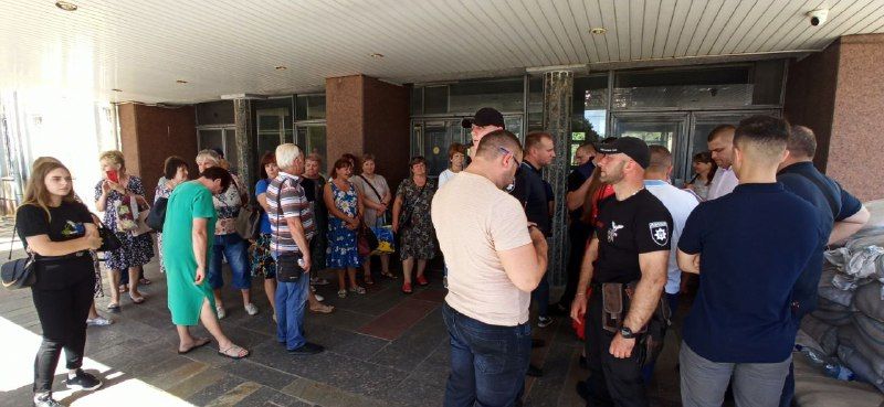 Новини Житомира - фото з Правоохоронці заблокували житомирський «Електровимірювач» та не впускають людей на роботу