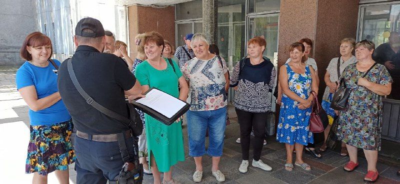 Новини Житомира - фото з Правоохоронці заблокували житомирський «Електровимірювач» та не впускають людей на роботу