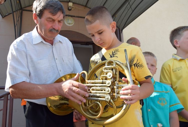 Новини Вінниці - фото з «Він гарно грав на валторні». Мати і дружина полеглого музиканта передали його інструмент оркестру