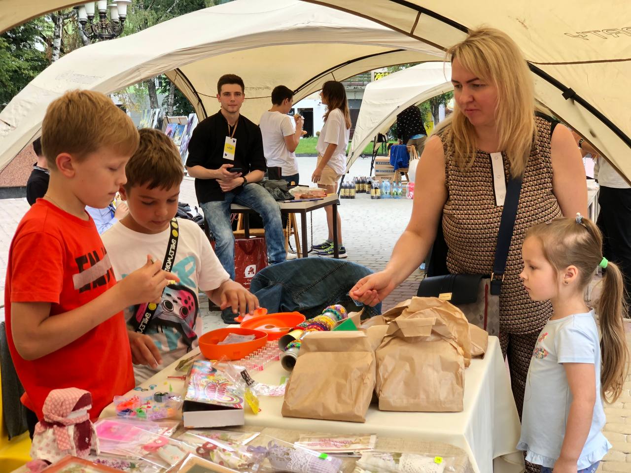 Новини Тернополя - фото з Тернопільська молодь разом із малечею влаштували акцію для поранених військових