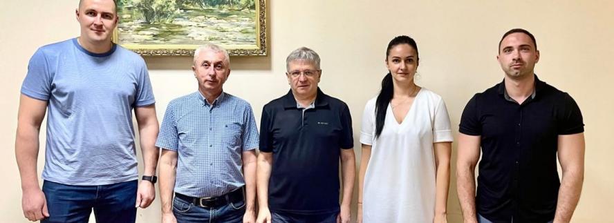 Рани загоює лазер. Для лікування військових передали інноваційний апарат вінницьких вчених