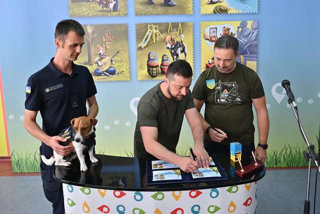 Новини Вінниці - фото з Укрпошта випустила благодійну марку із псом Патроном: як вона виглядає та де можна купити Укрпошта випустила благодійну марку із псом Патроном: як вона виглядає та де можна купити - фото 512425