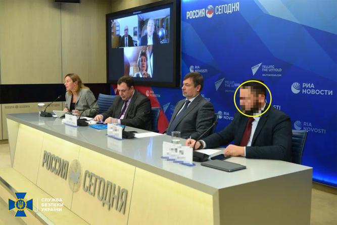 На зображенні може бути: 5 людей та люди стоять