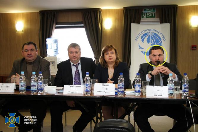 На зображенні може бути: 4 людини, люди сидять, люди стоять та у приміщенні