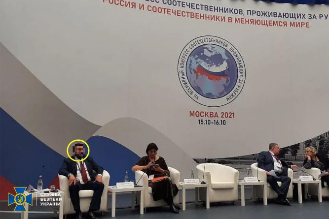 На зображенні може бути: 4 людини, люди сидять та у приміщенні