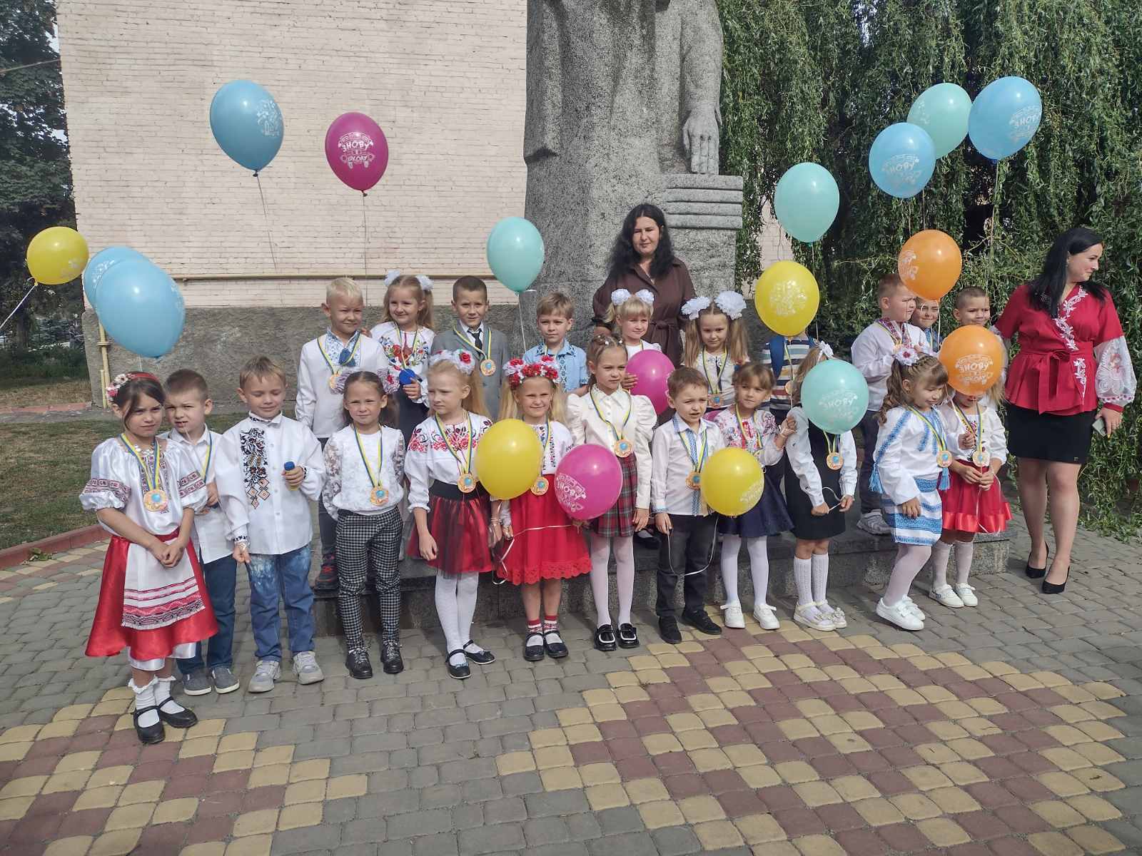 Новини Козятина - фото з З короваєм та гарним настроєм: Фоторепортаж зі свята знань 1-Б класу ліцею №1