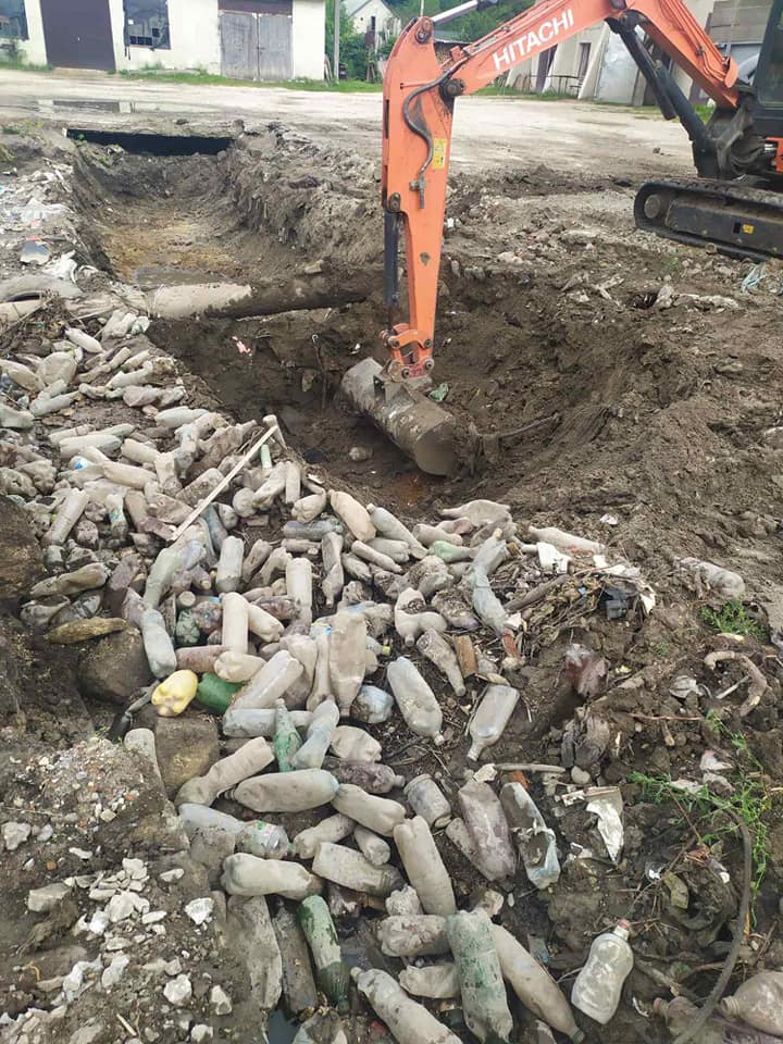 Новини Тернополя - фото з Від сміття чистять потік річки Ірва на Тернопільщині, де обвалився старовинний мур