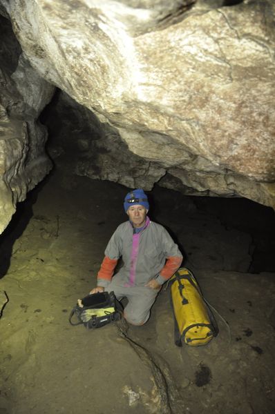 Новини Тернополя - фото з Інтригуючі знахідки: у печері на Борщівщині знайшли рештки людей та дивні настінні написи