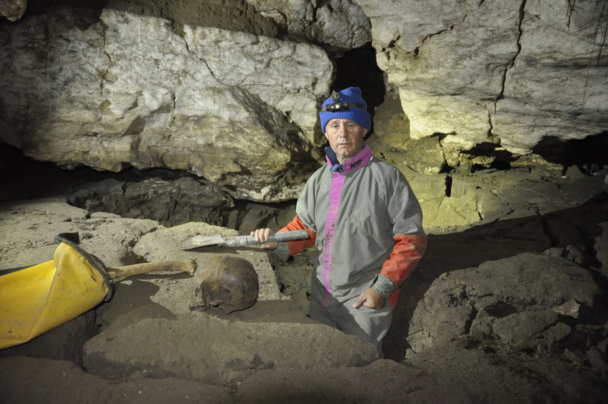 Новини Тернополя - фото з Інтригуючі знахідки: у печері на Борщівщині знайшли рештки людей та дивні настінні написи