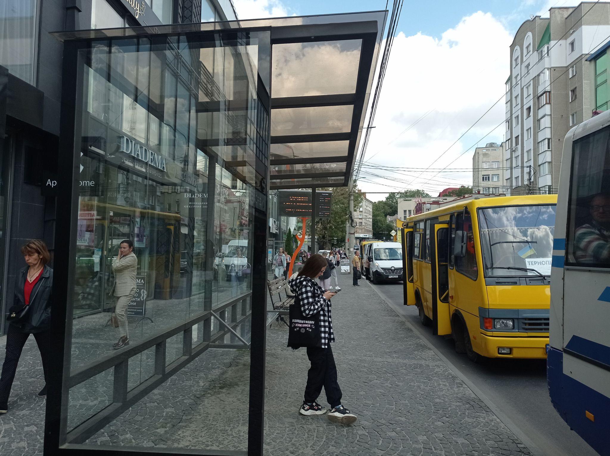 Новини Тернополя - фото з Графіки з минулого: чому на зупинках у Тернополі застарілі маршрути для громадського транспорту